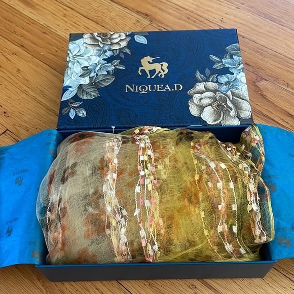 Niquead.D Scarf, wrap - Picture 4 of 5